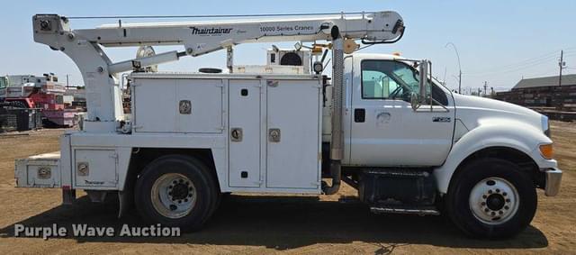 Image of Ford F-750 equipment image 3