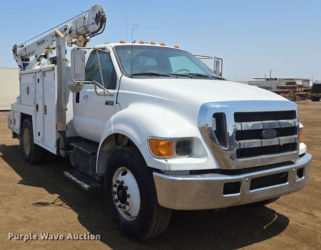 Image of Ford F-750 equipment image 2