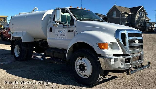 Image of Ford F-750 equipment image 3