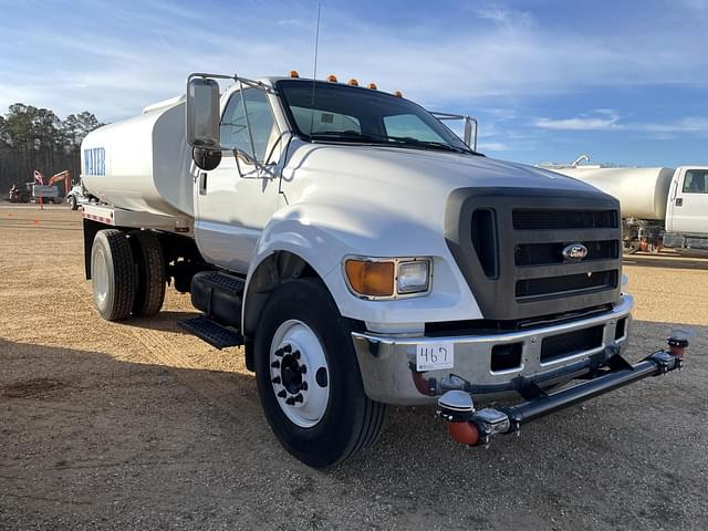 Image of Ford F-750 equipment image 3