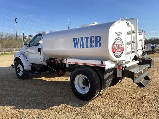 Image of Ford F-750 equipment image 1