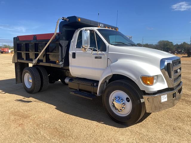 Image of Ford F-750 equipment image 3