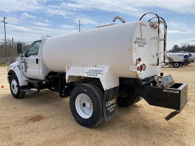 Image of Ford F-750 equipment image 1