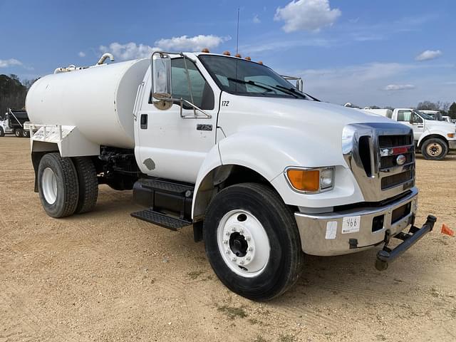 Image of Ford F-750 equipment image 3