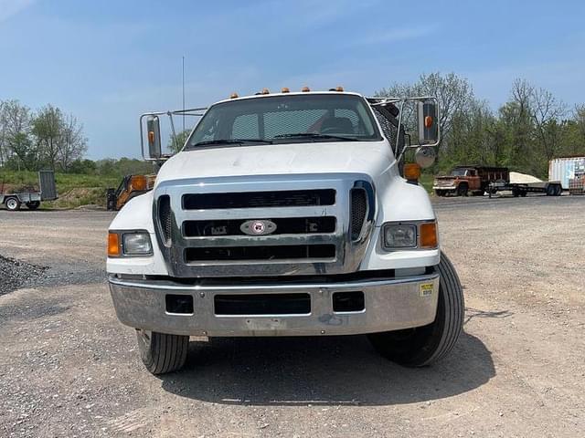 Image of Ford F-750 equipment image 4