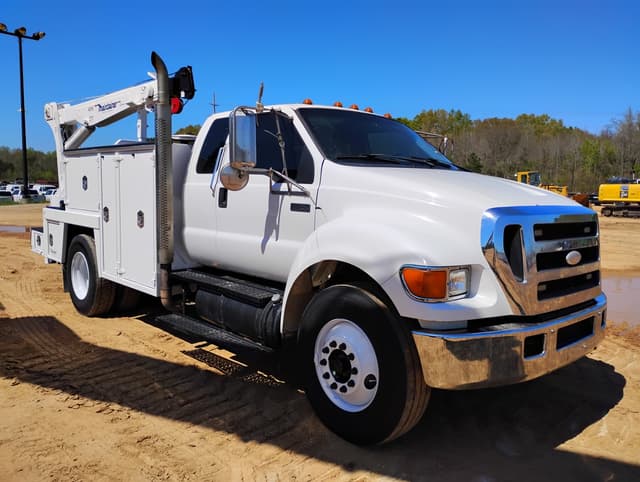 Image of Ford F-750 equipment image 4