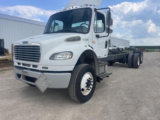 Image of Freightliner Business Class M2 106 equipment image 1