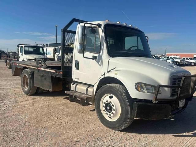 Image of Freightliner Business Class M2 106 equipment image 2