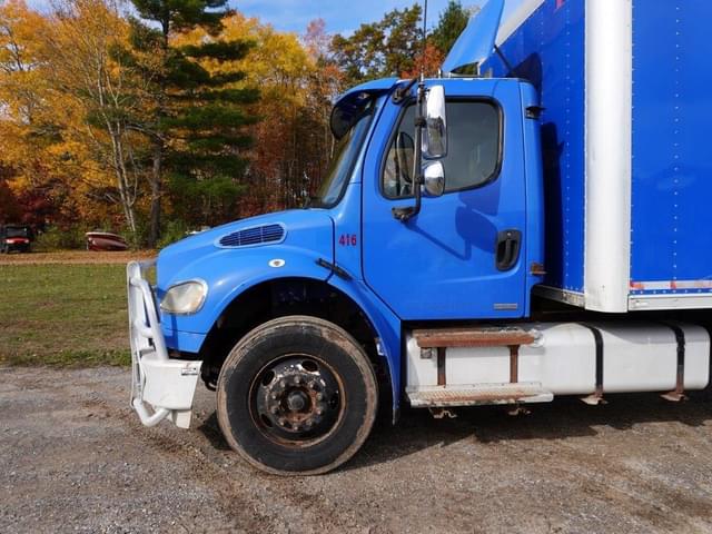 Image of Freightliner Business Class M2 106 equipment image 2