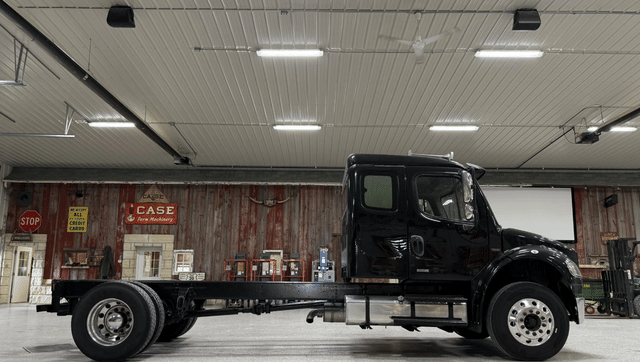 Image of Freightliner Business Class M2 106 equipment image 1