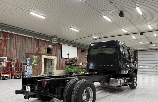 Image of Freightliner Business Class M2 106 equipment image 2