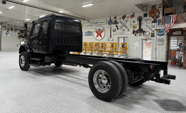 Image of Freightliner Business Class M2 106 equipment image 4