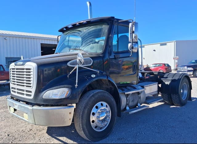 Image of Freightliner Business Class M2 112 equipment image 4