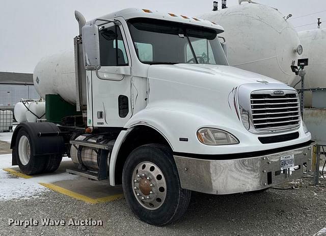 Image of Freightliner Cascadia equipment image 2