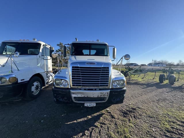 Image of Freightliner Century 120 equipment image 1