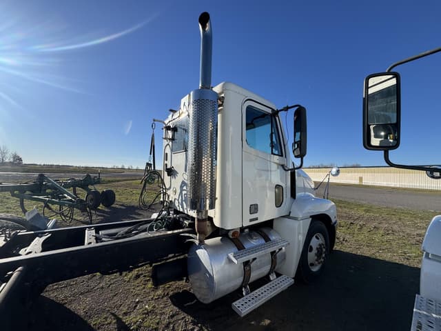 Image of Freightliner Century 120 equipment image 4