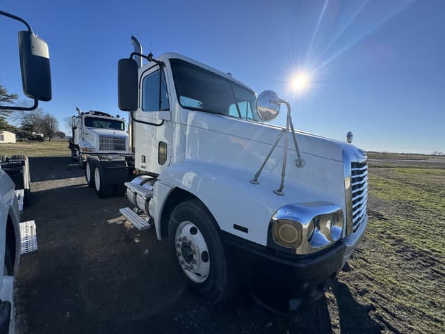 Image of Freightliner Century 120 equipment image 3