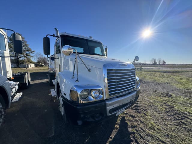 Image of Freightliner Century 120 equipment image 2