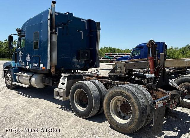 Image of Freightliner Century Class equipment image 4