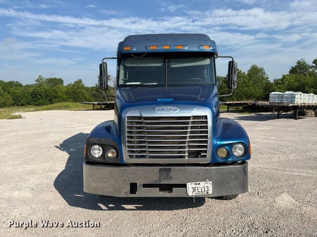Image of Freightliner Century Class equipment image 1