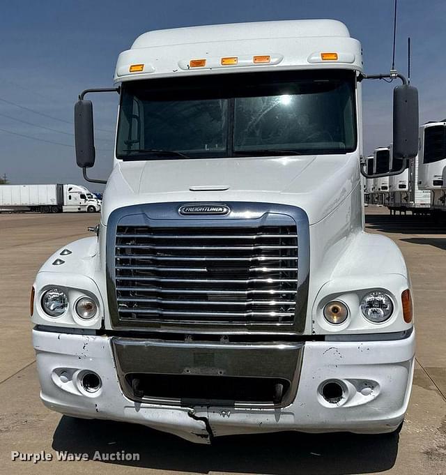 Image of Freightliner Century Class equipment image 1
