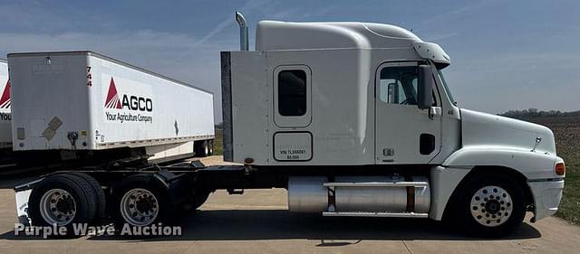 Image of Freightliner Century Class equipment image 3