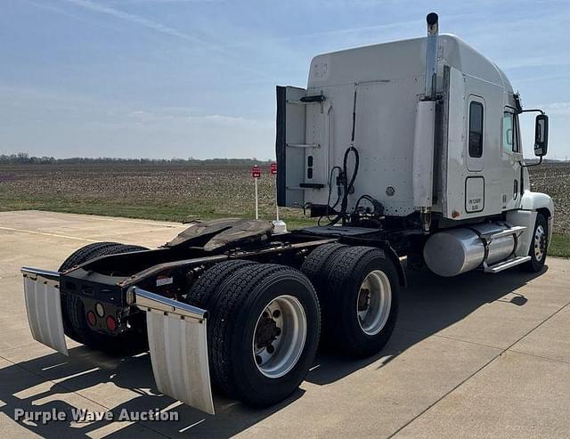 Image of Freightliner Century Class equipment image 4