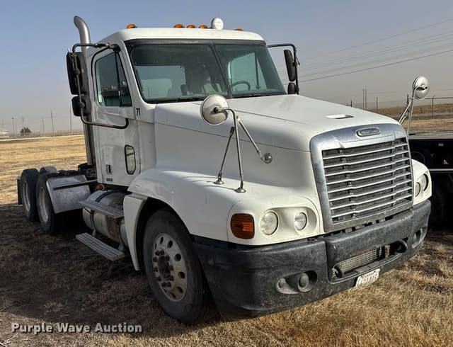 Image of Freightliner Century Class equipment image 2