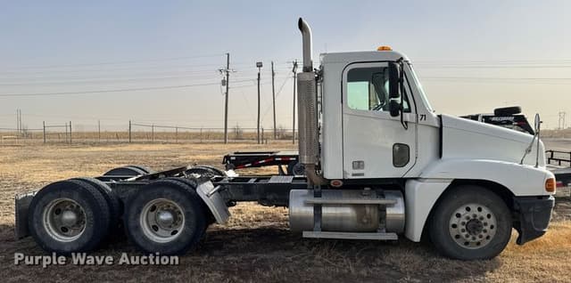 Image of Freightliner Century Class equipment image 3