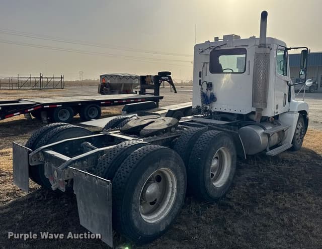 Image of Freightliner Century Class equipment image 4