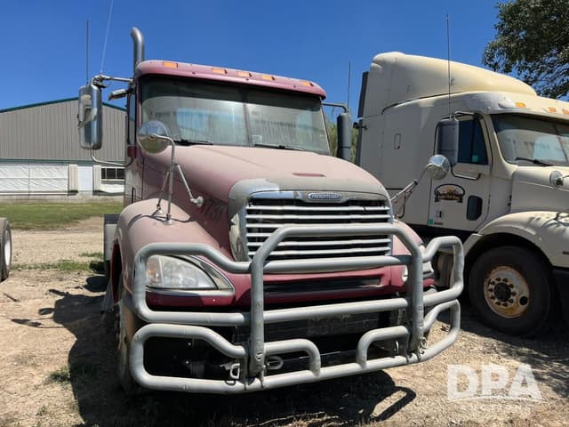 Image of Freightliner CL120 equipment image 3