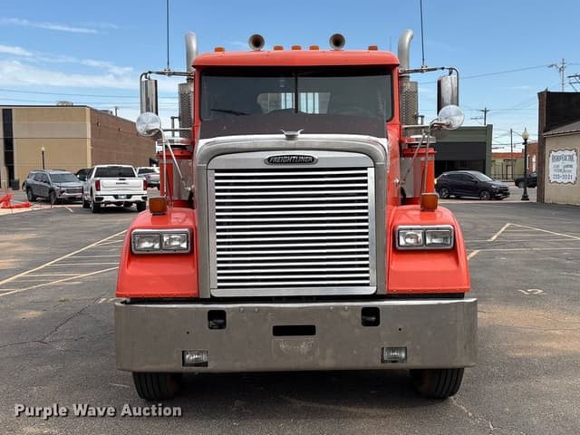 Image of Freightliner Classic equipment image 1
