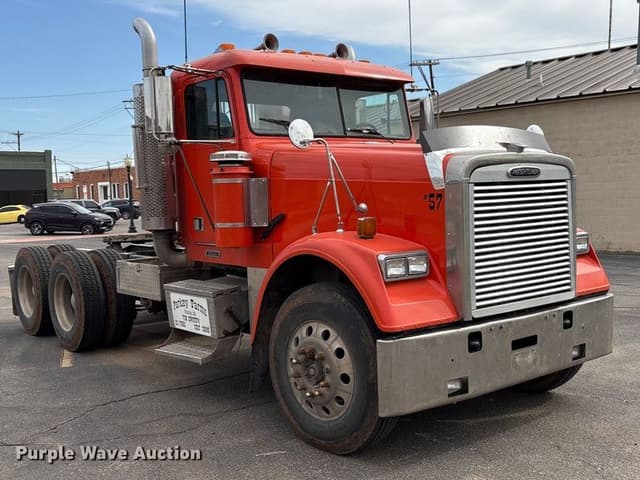 Image of Freightliner Classic equipment image 2