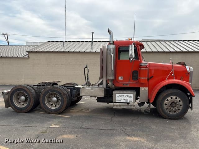 Image of Freightliner Classic equipment image 3