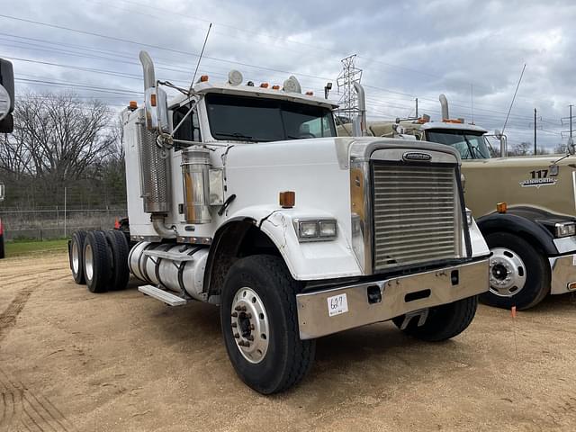 Image of Freightliner Classic equipment image 4