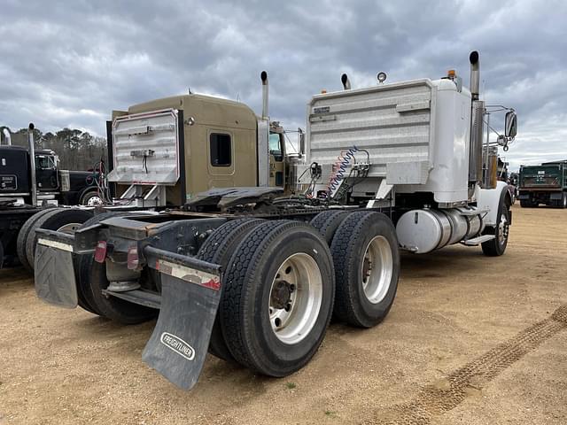 Image of Freightliner Classic equipment image 3