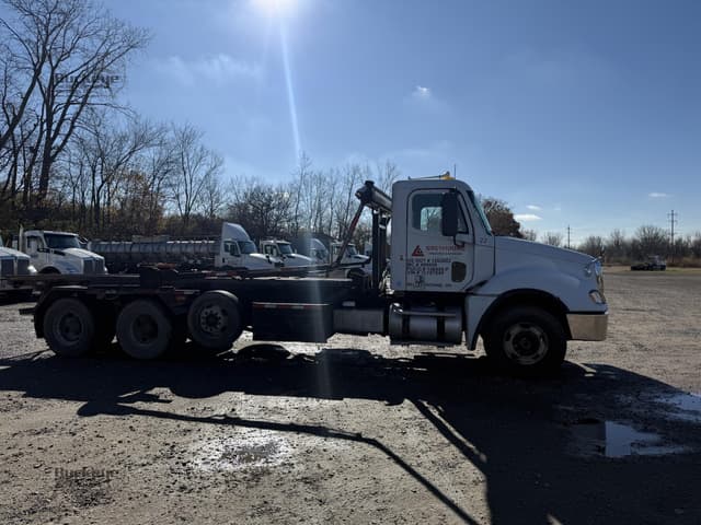Image of Freightliner Columbia 112 equipment image 4