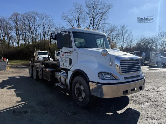 Image of Freightliner Columbia 112 equipment image 3
