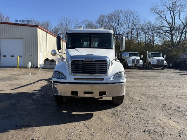 Image of Freightliner Columbia 112 equipment image 2