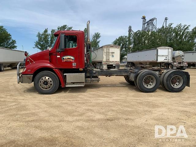 Image of Freightliner Columbia 112 equipment image 4