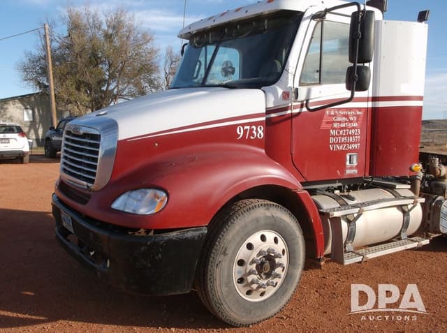 Image of Freightliner Columbia 112 equipment image 2