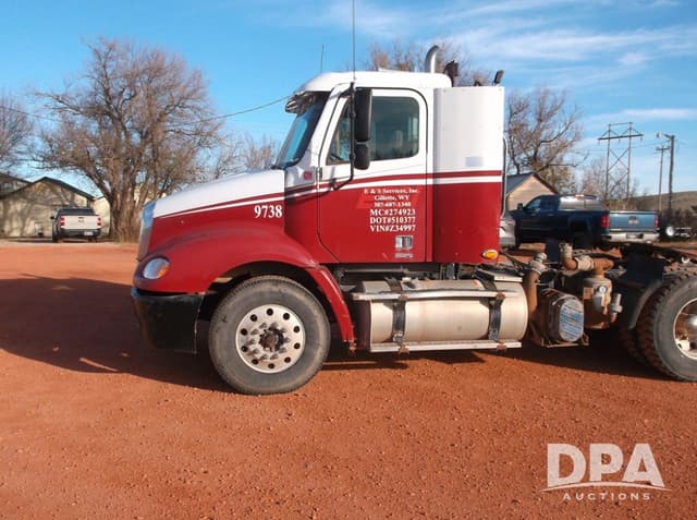 Image of Freightliner Columbia 112 equipment image 4