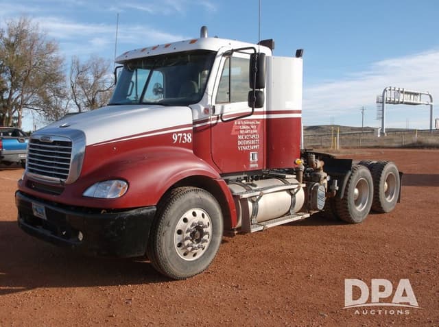 Image of Freightliner Columbia 112 equipment image 3