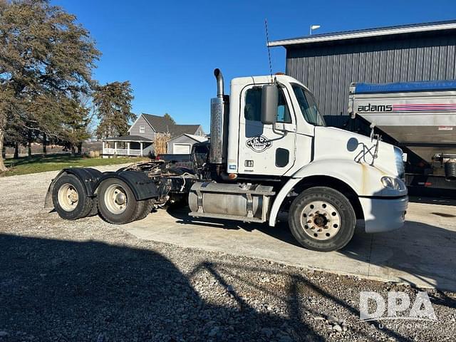 Image of Freightliner Columbia 112 equipment image 1