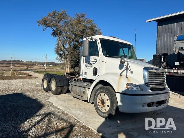 Image of Freightliner Columbia 112 equipment image 4