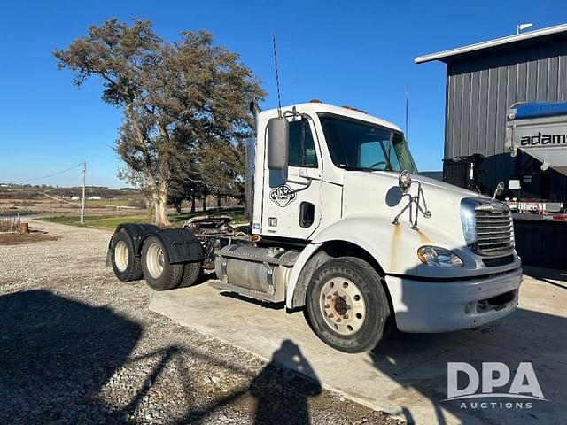 Image of Freightliner Columbia 112 equipment image 3