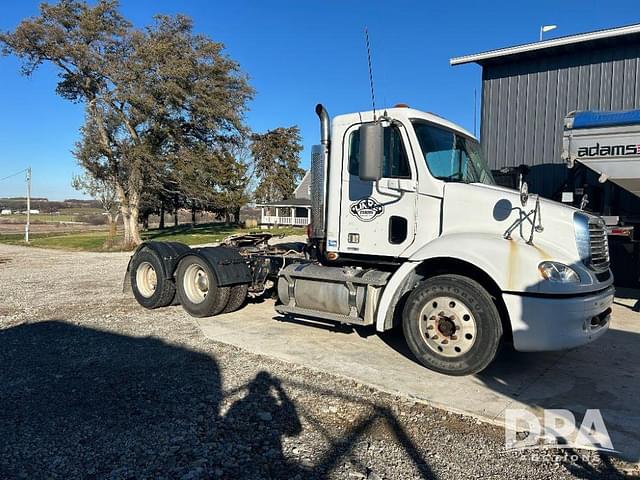 Image of Freightliner Columbia 112 equipment image 2