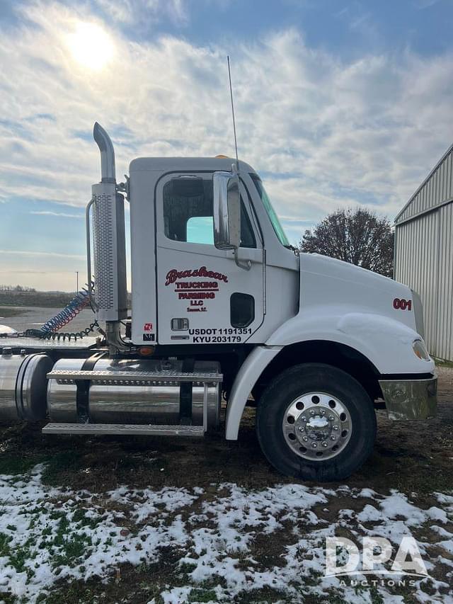 Image of Freightliner Columbia 112 equipment image 1