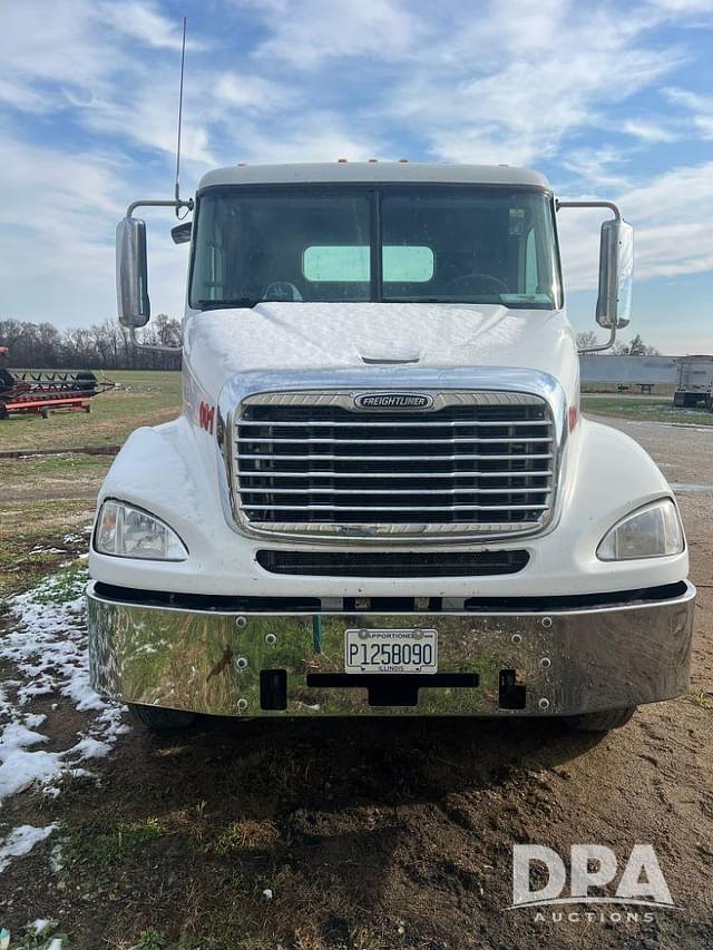 Image of Freightliner Columbia 112 equipment image 2