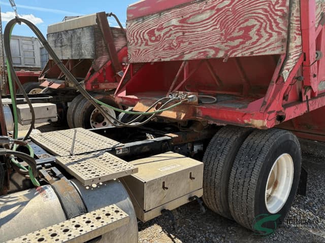 Image of Freightliner Columbia 112 equipment image 4